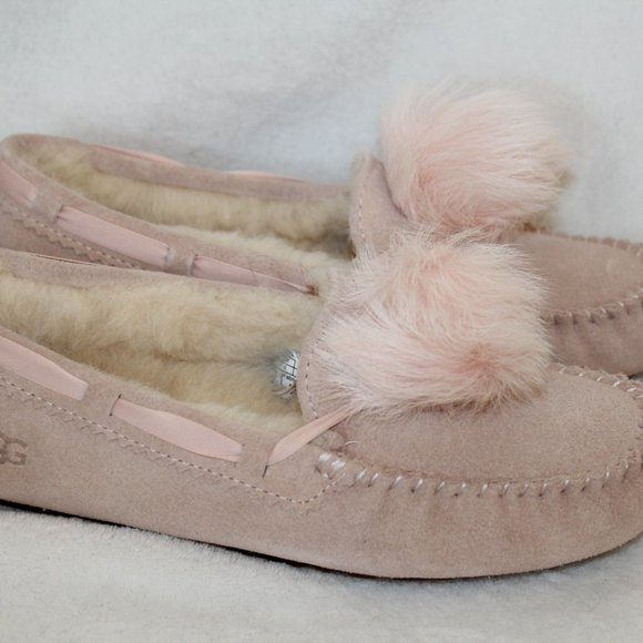 UGG NEW DAKOTA POM SUEDE SHEARLING SLIPPERS PINK - Picture 2 of 9